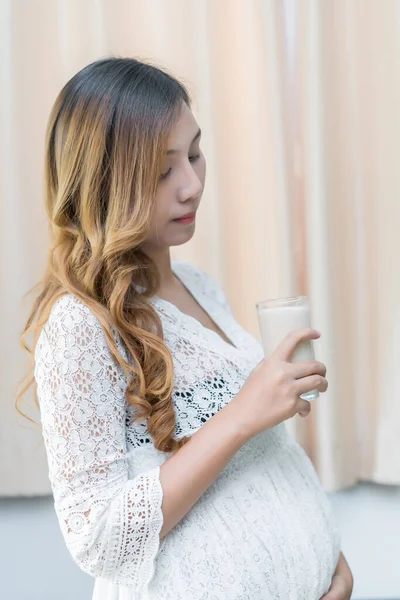 Mujer Embarazada Con Leche Mano Beber Leche Buena Salud Para — Foto de Stock