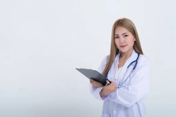 Portrét Mladé Ženy Lékař Stetoskopem Bílém Pozadí Asijské Ženy Thajsko — Stock fotografie
