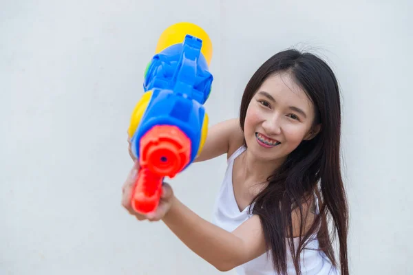 Mujer Asiática Con Pistola Agua Mano Sobre Fondo Blanco Festival — Foto de Stock