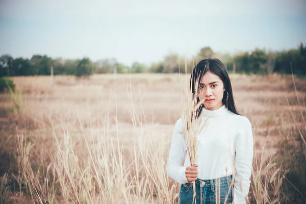 Feliz Mulher Asiática Com Belo Stand Cerca Campo Estilo Vida — Fotografia de Stock