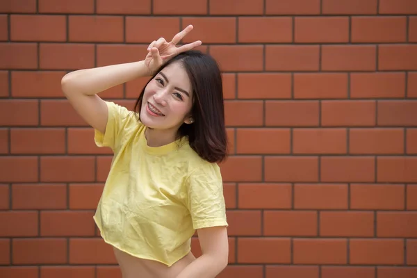 Porträt Der Schönen Asiatischen Chic Girl Posieren Für Ein Foto — Stockfoto