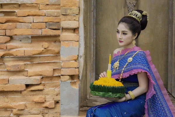 Retrato Hermosa Mujer Asiática Vestido Tailandés Tradicional Rezando Celebrar Kratong — Foto de Stock