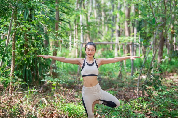 Asiático Bela Mulher Jogar Ioga Parque Tailândia Pessoas Adoram Saúde — Fotografia de Stock