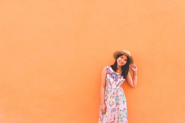 아름다웠던 아시아인 여자의 주황색 그려진 의생활 — 스톡 사진
