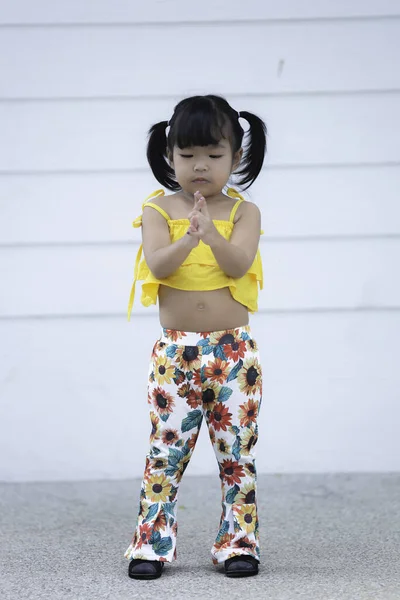 Retrato Menina Asiática Pose Para Tirar Uma Foto Tailândia Pessoas — Fotografia de Stock