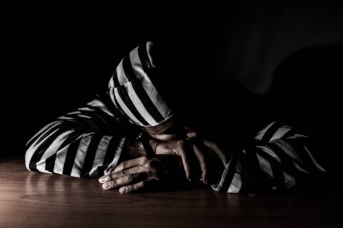 Şüpheli mahkum kıyafetleri giyiyordu. Soruşturmada tutuklandı. Gerçeği öğrenmek için sorgulandı. Hırsız polis tarafından yakalandı.