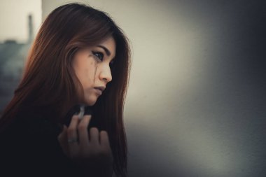 Asyalı kadın aşktan üzgün sigara içiyor çünkü erkek arkadaş stresi, kalp kırıklığı kadın konsepti...