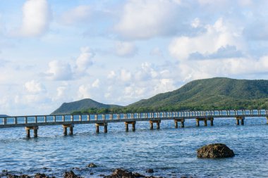 Denizde dağ ve güzel gökyüzü ile köprü Chonburi, Tayland, Sattahip