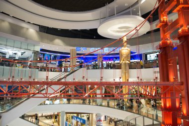 Korat - Tayland - 24 Aralık 2016: Tanımlanamayan kişiler yoğun bir şekilde birlikte 21. Terminal 'de sahne aldılar. Burası çok ünlü bir alışveriş merkezi.