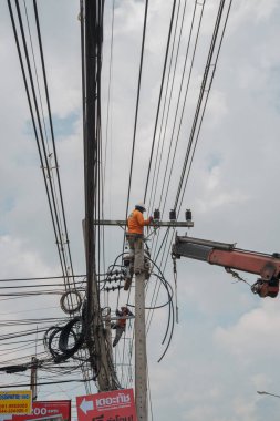 Nakhonratchasima, Tayland 25 Eylül: Elektrikçiler yüksek voltaj direklerinin ana kablolarını değiştiriyorlar. 25 Eylül 2016 tarihinde Tayland 'ın Nakhonratchasima kentinde