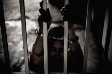 Demir hapishaneyi, esir konseptini, Tayland halkını yakalamak için çırpınan kadınların elleri özgür olmayı umuyor..