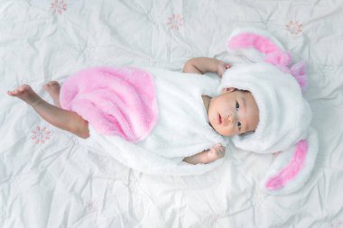 Tavşan elbisesi içinde Asyalı şirin bir kız çocuğu.