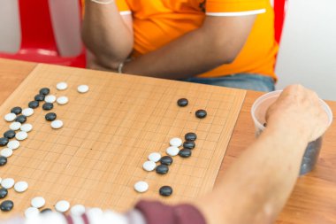 Her iki yarışmacı da bu oyunu oynama fikrini kullanıyor.