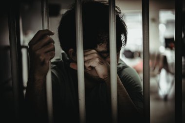 Demir hapishaneyi, esir konseptini, Tayland halkını yakalamak isteyen adamların elleri, özgür olmayı umuyoruz..