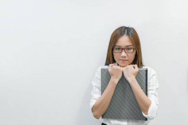 Beyaz arkaplanı olan gözlüklü Asyalı kız, Taylandlı iş kadını.