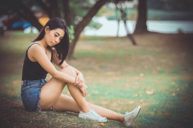 Güzel Taylandlı kadın karşılıksız aşktan çok üzgün, yeniden düşün, düşün, eski tarz, karanlık ton, kırık kalp, Asyalı kız