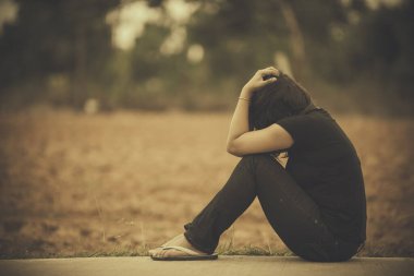 Asyalı güzel kız ormanda yalnız hissediyor, üzgün kadın konsepti, Taylandlı insanlar, sevgilisinden gelen aşka üzülen kadın, kırık bir kalp.