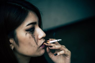 Asyalı kadın aşktan üzgün sigara içiyor çünkü erkek arkadaş stresi, kalp kırıklığı kadın konsepti...