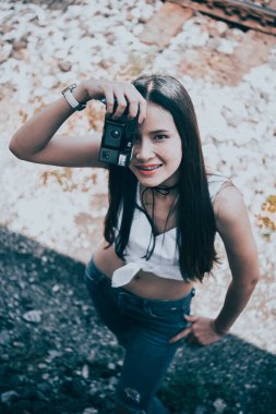 Güzel kadın portresi, kamera tarafı demiryolu, tatlı kız, güzel, gülümseme, fotoğrafçı konsepti, parlak ton, güneşli gün