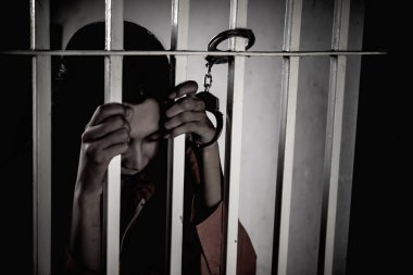 Demir hapishaneyi, esir konseptini, Tayland halkını yakalamak için çırpınan kadınların elleri özgür olmayı umuyor..