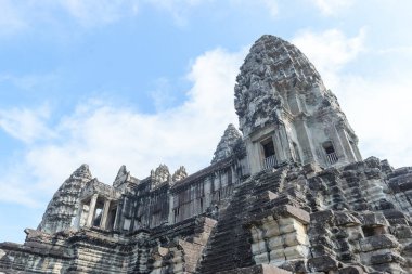 Kamboçya 'daki antik şato. Güzel gökyüzü, canlı.