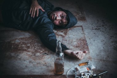 Asyalı erkekler, damarlarına eroin enjekte eden uyuşturucu bağımlılarıdır. Flakka ya da zombi ilacı tehlikeli, Tayland uyuşturucu konseptine hayır, ıssız bir yerdeki kötü adam uyuşturucuları.