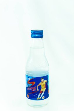 Beyaz arka plan üzerinde içki şişesiyle