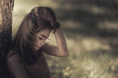 Asyalı üzgün kadın tarzı portre, kırık kalpli kız konsepti.