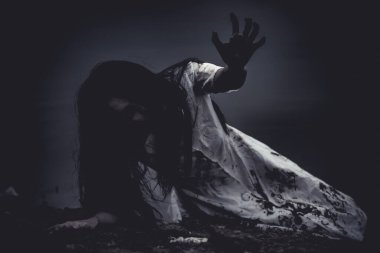 Bataklıktaki Asyalı kadın portresi, korku sahnesi, korkunç arka plan, Cadılar Bayramı posteri, Taylandlı insanlar.