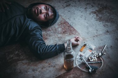 Asyalı erkekler, damarlarına eroin enjekte eden uyuşturucu bağımlılarıdır. Flakka ya da zombi ilacı tehlikeli, Tayland uyuşturucu konseptine hayır, ıssız bir yerdeki kötü adam uyuşturucuları.