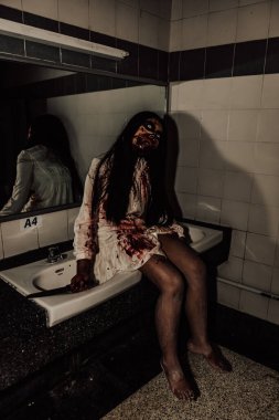 Asyalı kadın portresi hayalet yüzü, korku sahnesi, korkunç arka plan, Cadılar Bayramı posteri.