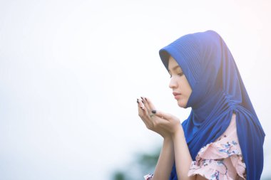 Asyalı güzel bir kızın portresi, genç Müslüman bir kadının duası.