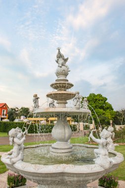 Roma çeşmesi güzel gökyüzünde akşam vakti, korat, nakhonratchasima, thailand