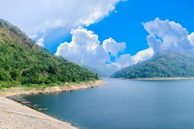 Nakornsawan, Tayland 'da güzel gökyüzü ve bulutlu Khundan barajı