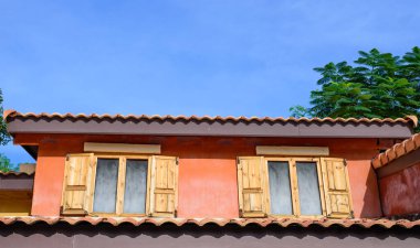 Mavi gökyüzü olan eski ahşap ev