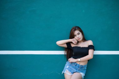 Asyalı hippilerin kızı fotoğraf çekiyor, modern kadının yaşam tarzı, Taylandlı hippi tarzı.