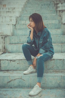 Eski usul üzgün bir kadın portresi, aşktan kalbi kırık.