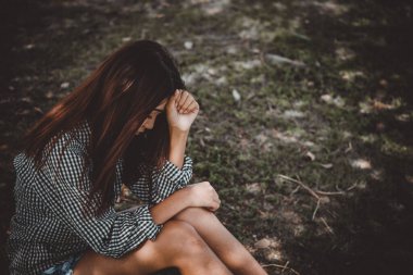 Karşılıksız aşktan, kırık kalpli genç kız konseptinden, klasik tarzından, koyu tonundan, Asyalı üzgün kadının kalp kırıklığını kapat.