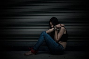 Asyalı rehine kadın gece olay yerinde iple bağlandı hırsızlar fidye için kaçırıldı, Tayland halkı...