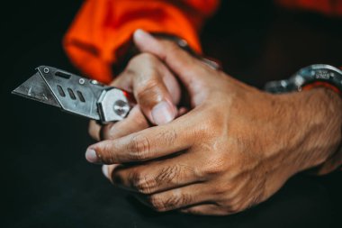 Şüpheli mahkum kıyafetleri giyiyordu. Soruşturmada tutuklandı. Gerçeği öğrenmek için sorgulandı. Hırsız polis tarafından yakalandı.