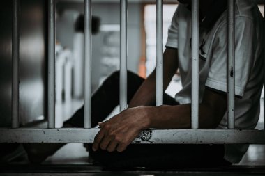 Demir hapishaneyi, esir konseptini, Tayland halkını yakalamak için çırpınan adamın elleri..