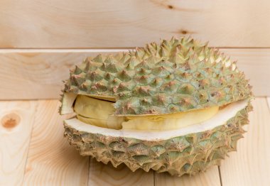 Ahşap zemin üzerinde yakın durian, aralık kabuğu
