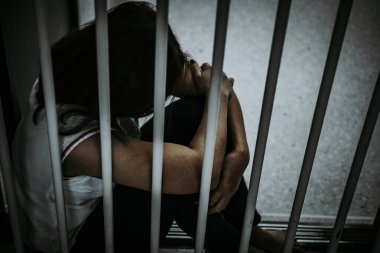 Demir hapishaneyi yakalamak için çırpınan kadın portresi, mahkum konsepti