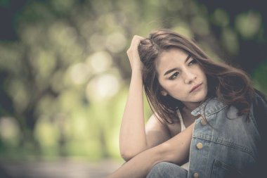 Güzel Taylandlı kadın karşılıksız aşktan çok üzgün, yeniden düşün, düşün, eski tarz, karanlık ton, kırık kalp, Asyalı kız