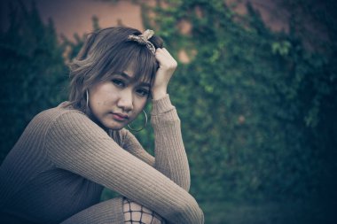 Güzel Taylandlı kadın karşılıksız aşktan çok üzgün, yeniden düşün, düşün, eski tarz, karanlık ton, kırık kalp, Asyalı kız