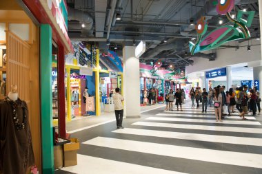 Korat - Tayland - 24 Aralık 2016: Tanımlanamayan kişiler yoğun bir şekilde birlikte 21. Terminal 'de sahne aldılar. Burası çok ünlü bir alışveriş merkezi.