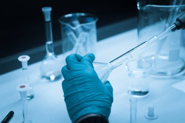 Bilim insanları deneyden önce kimyasalları plastik tüplere enjekte ettiler. Bilim adamı, deneyden önce sallama makinesiyle kimyasalları karıştırdı. Örnekleri test tüplerine karıştırıp test için numune hazırladı.