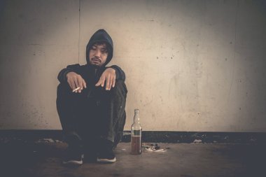 Asyalı erkekler kendi damarlarına eroin enjekte eden uyuşturucu bağımlılarıdır. Flakka ya da zombi ilacı tehlikeli, Tayland uyuşturucu konseptine hayır, ıssızlıktaki kötü adam uyuşturucuları.