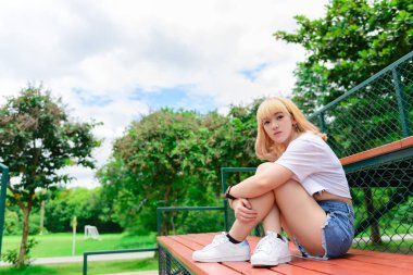 Havalı Asyalı hippiler fotoğraf için poz veriyor, modern kadının yaşam tarzı, hippi tarzı Taylandlılar, altın saçlar, kawaii japan tarzı,