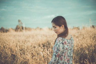 Asyalı bir kadın, gereksiz bir aşktan dolayı üzgün.